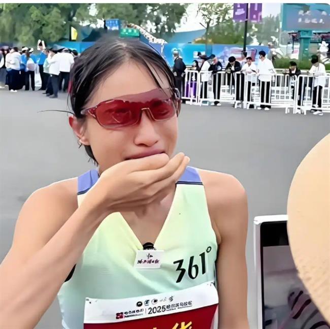 China's 'Fastest Female Nurse' Disciplined Over Unapproved Deals, Fake Leave