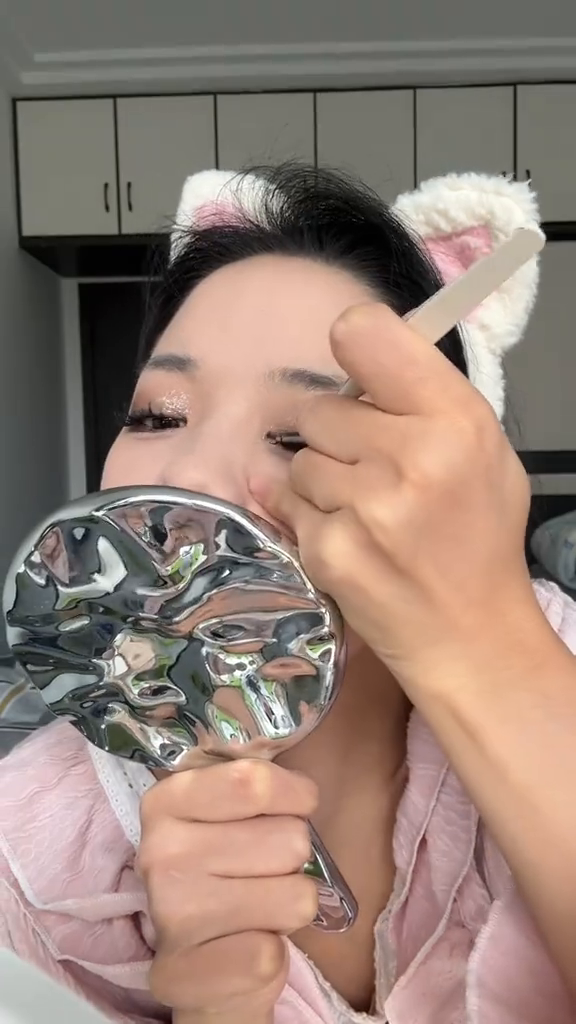 My Hands Tremble, But My Heart Is Steady: A Makeup Vlogger with Cerebral Palsy Inspires Millions