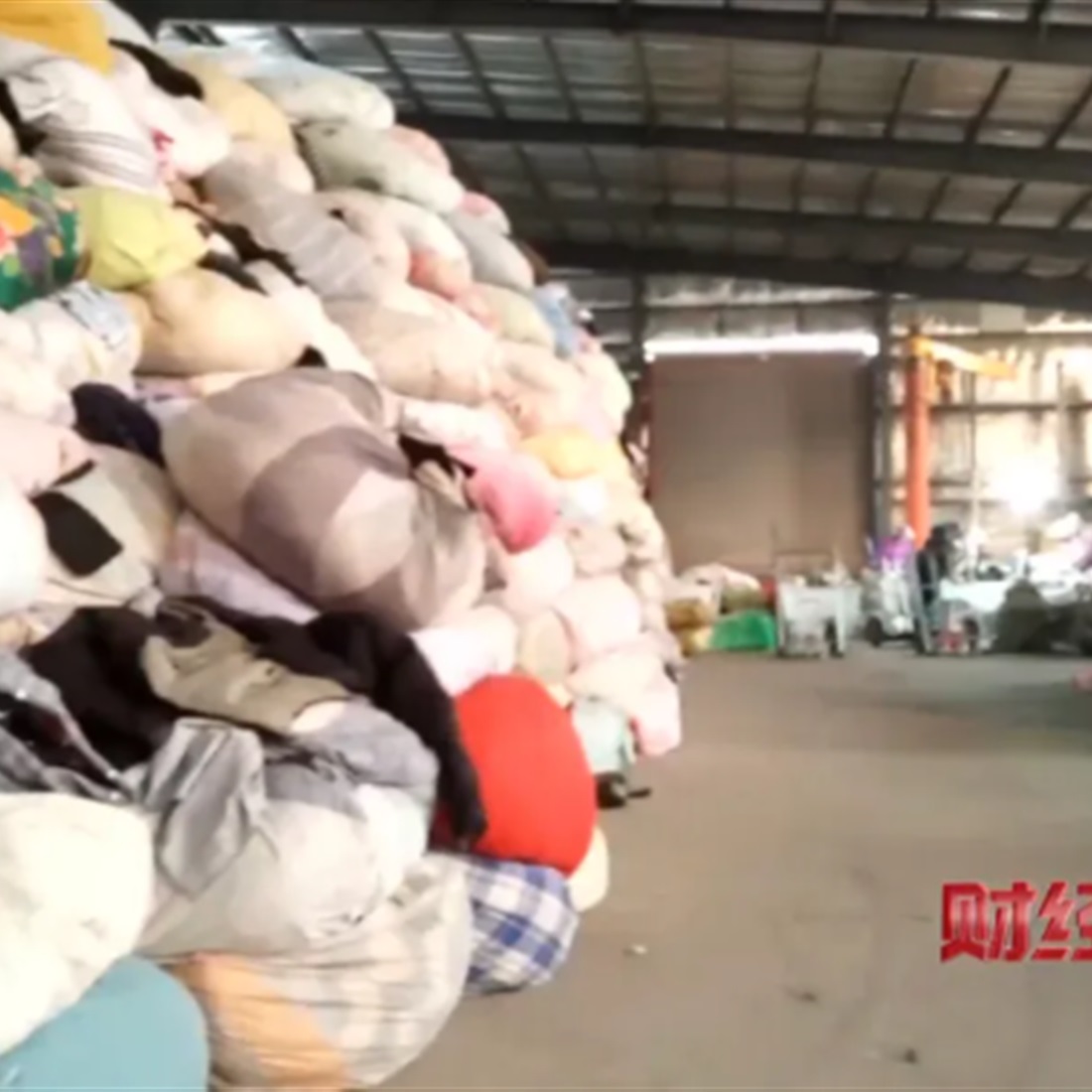 From Donation Bins to Livestreams: The Trade in Used Clothes