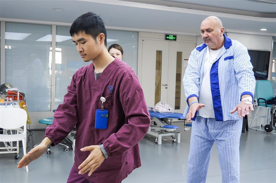 [Experts & Ailment] Combined Western and Chinese Therapy Saves a Shipboard Stroke Victim From Croatia
