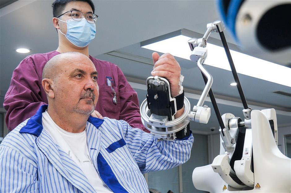 [Experts & Ailment] Combined Western and Chinese Therapy Saves a Shipboard Stroke Victim From Croatia