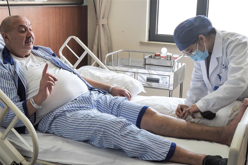 [Experts & Ailment] Combined Western and Chinese Therapy Saves a Shipboard Stroke Victim From Croatia