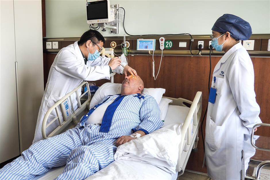 [Experts & Ailment] Combined Western and Chinese Therapy Saves a Shipboard Stroke Victim From Croatia