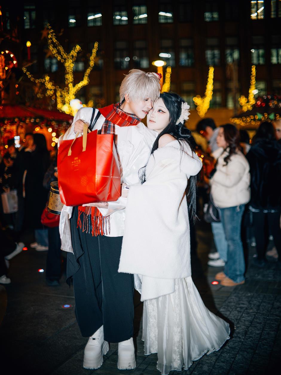 [Street Chic] Fashion Snaps at Shanghai's Festive Market
