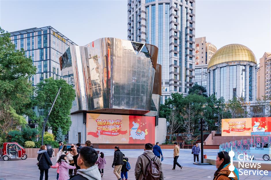 Nanjing Rd to Stay Open After Midnight for New Year Shopping Push