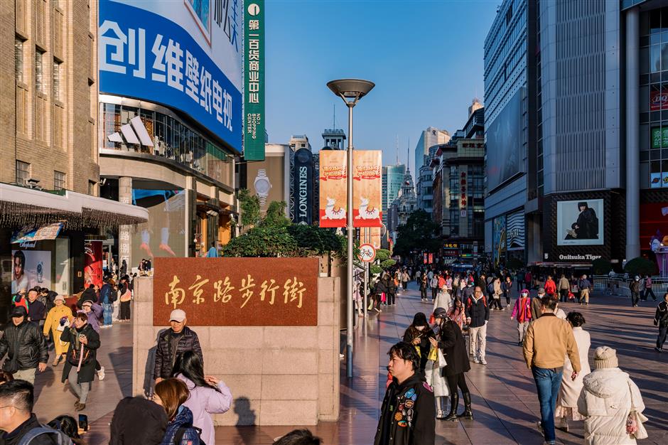 Nanjing Rd to Stay Open After Midnight for New Year Shopping Push