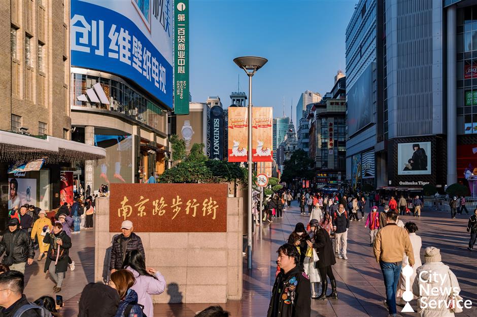 Nanjing Rd to Stay Open After Midnight for New Year Shopping Push