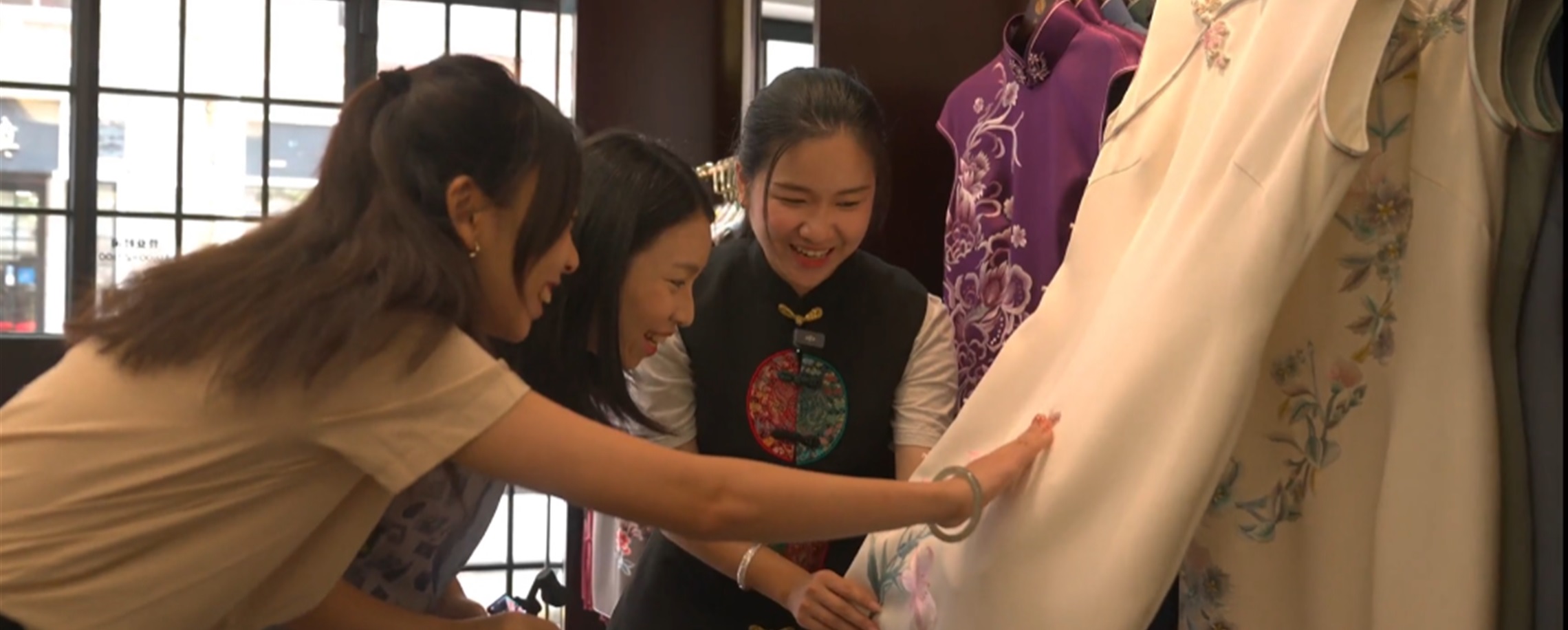 Threads of Time: Qipao and the Rise of Neo-Chinese Fashion