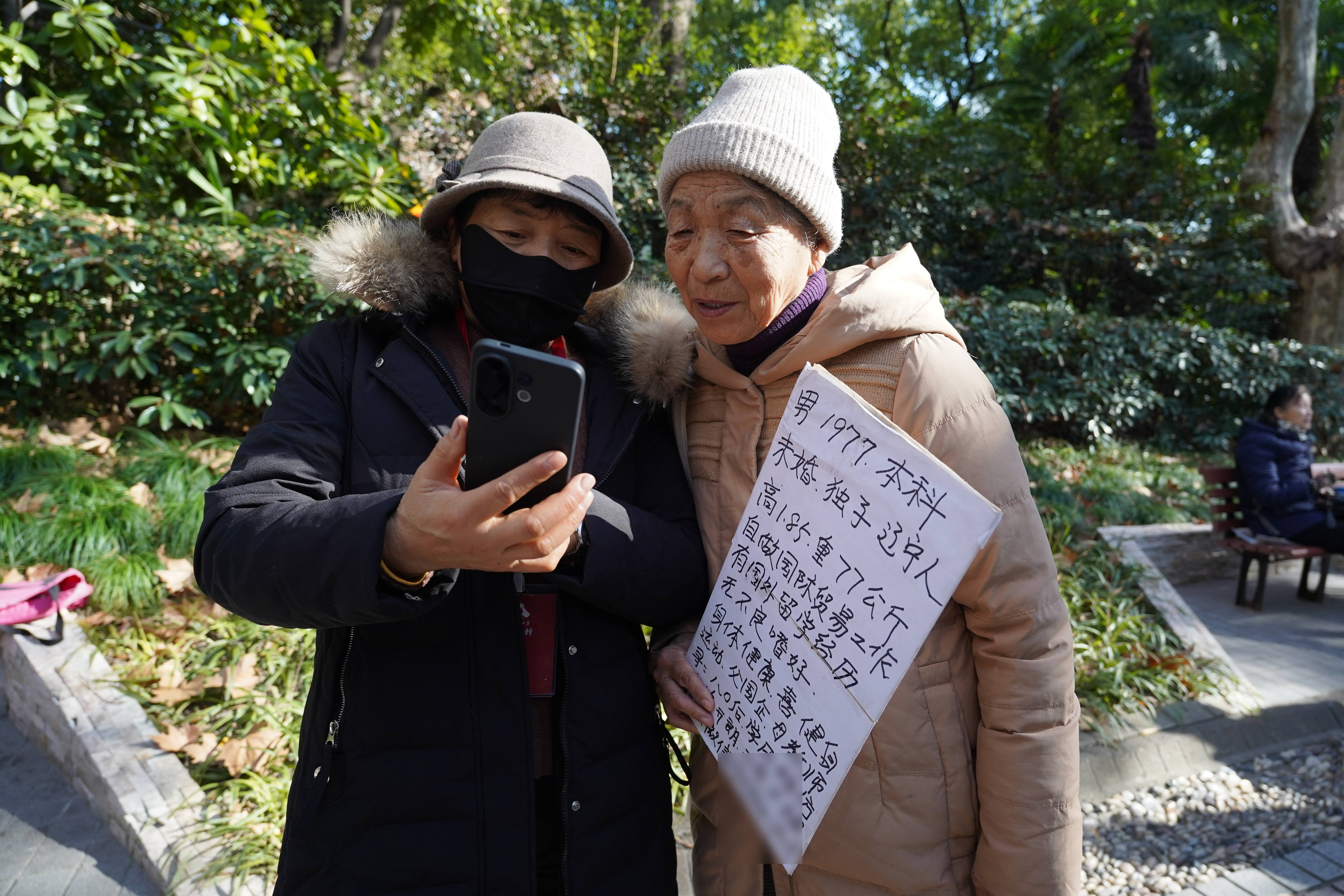 People's Park Blind-Dating Corner: Where Seniors Seek Companionship Amid Youngsters' Marriage Pressure