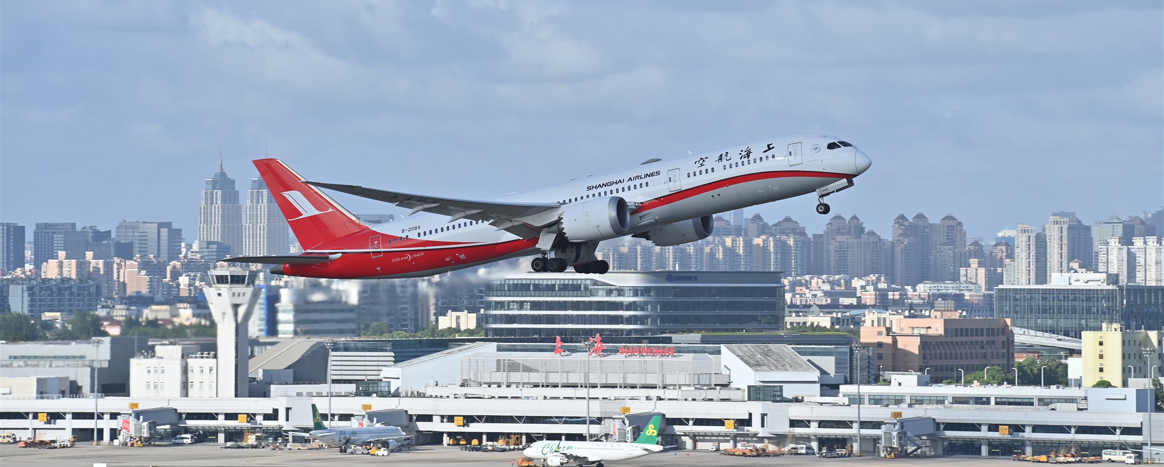 Shanghai Airlines to Add Shanghainese Broadcasts on Inbound Flights