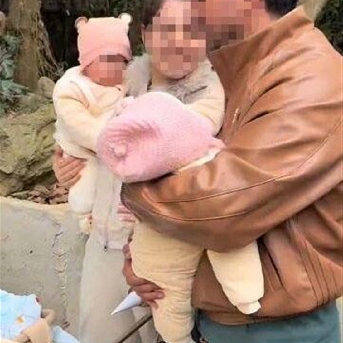 Foreign Couple Leaves Twin Babies with Park Guard While Taking Cable Car