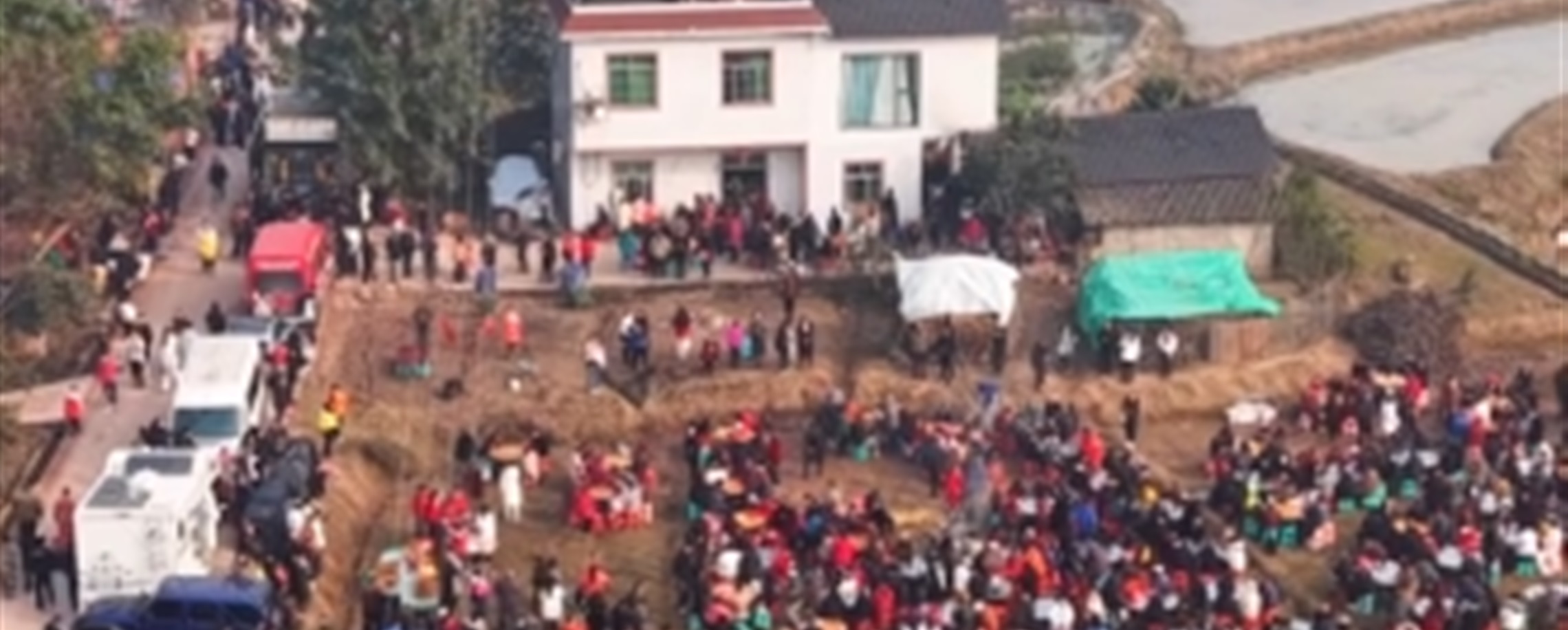 Online Invite to 'Hold Down the Pig' Draws 1,000 to Chongqing Village Feast