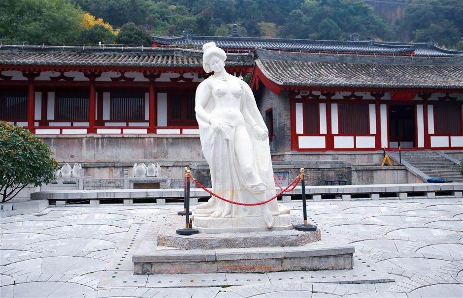 Naked Sculpture at Huaqing Palace Triggers Online Debate