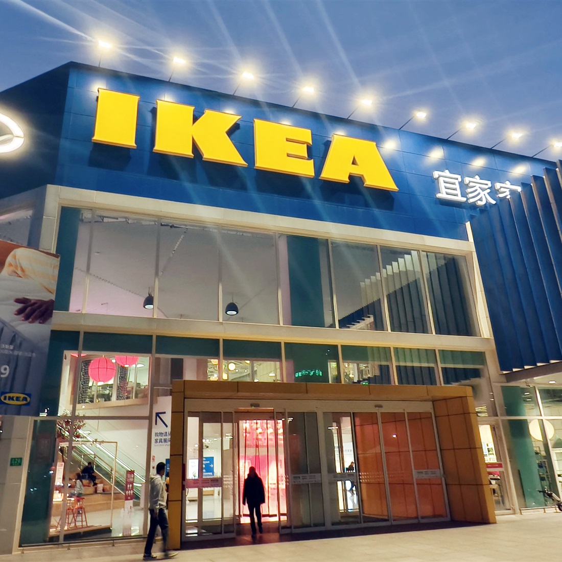 IKEA Shutdown Sales Spark Dawn Queues as Shoppers Line Up for Hours