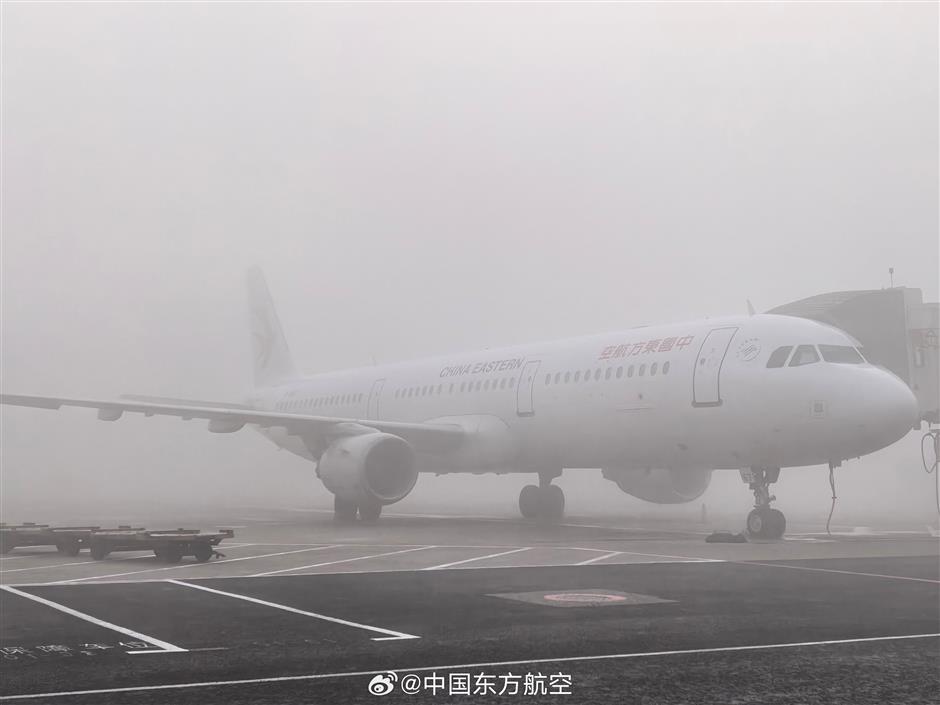 Heavy Fog and Air Pollution Snarl Traffic, Delay Flights in Shanghai