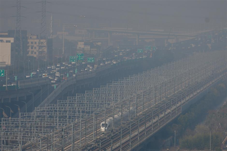 Heavy Fog and Air Pollution Snarl Traffic, Delay Flights in Shanghai