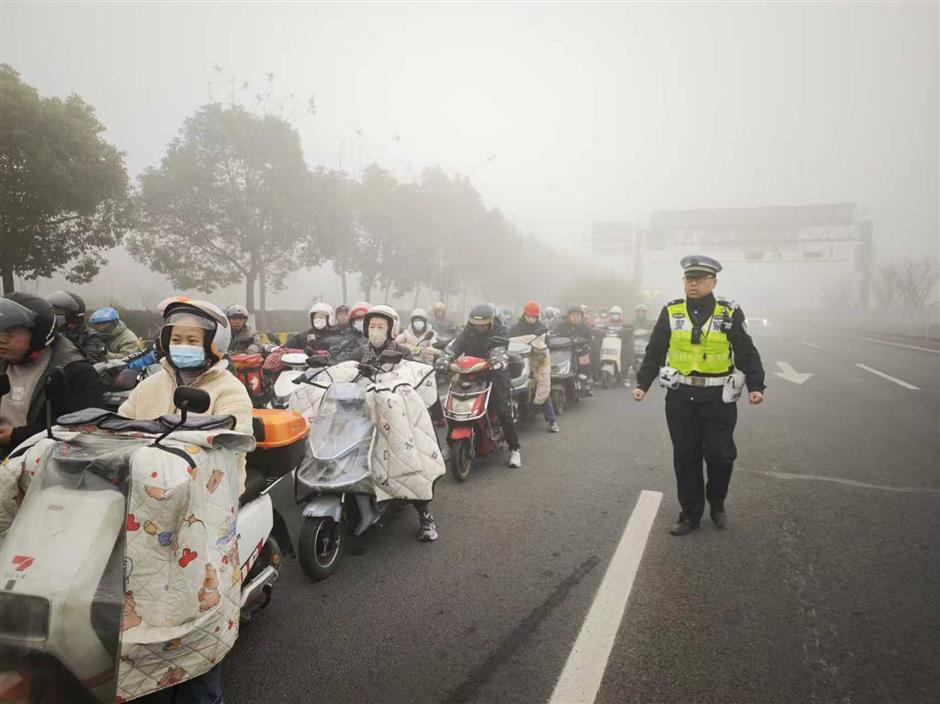 Heavy Fog and Air Pollution Snarl Traffic, Delay Flights in Shanghai