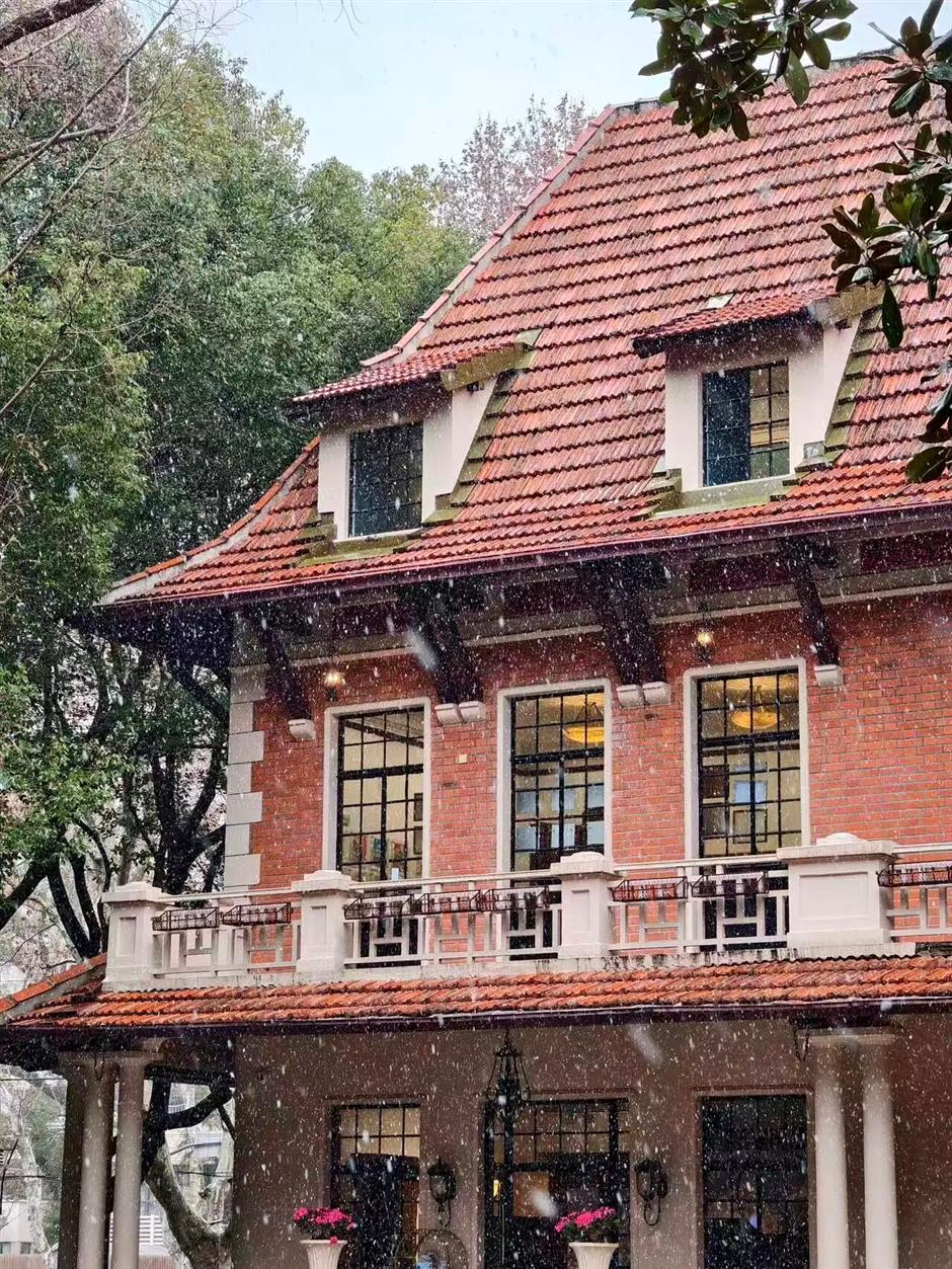 Shanghai Wakes Up to a Rare White Morning