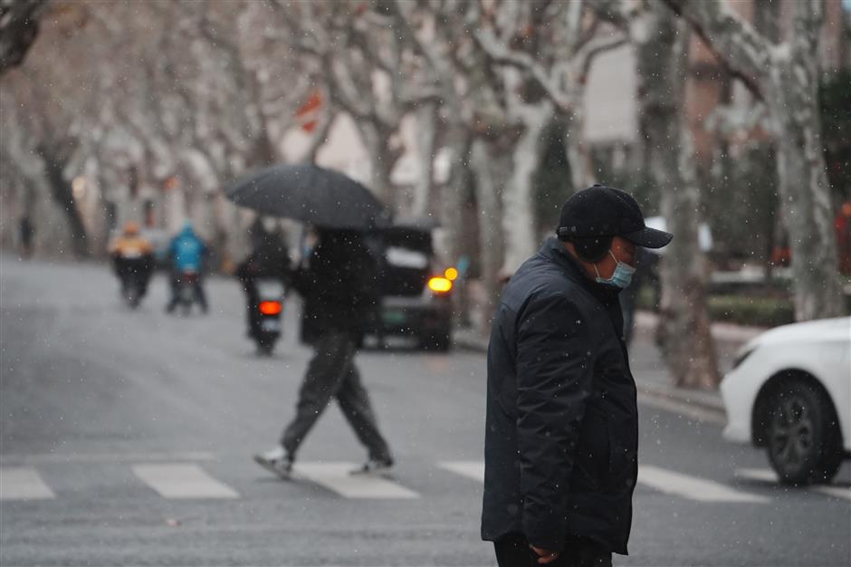 Shanghai Wakes Up to a Rare White Morning