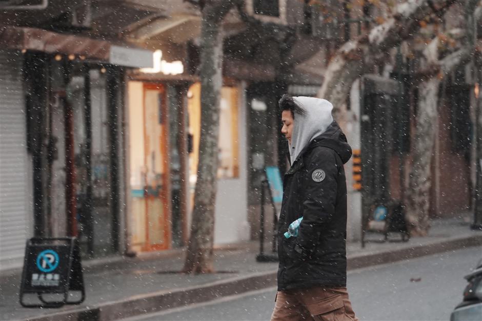 Shanghai Wakes Up to a Rare White Morning