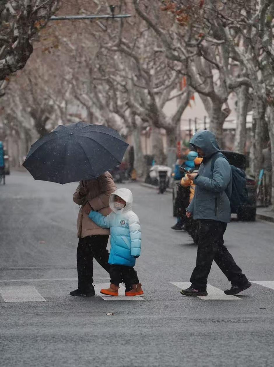 Shanghai Wakes Up to a Rare White Morning