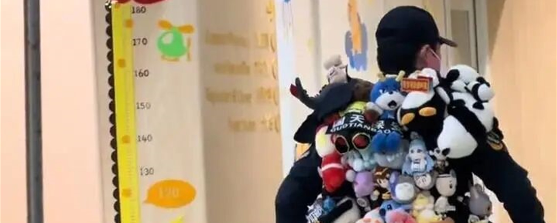 'Toy Man' Guard Goes Viral at Dalian Children's Hospital