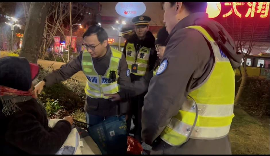 Cold Snap, Warm Care: Shanghai Steps Up Street Rescue