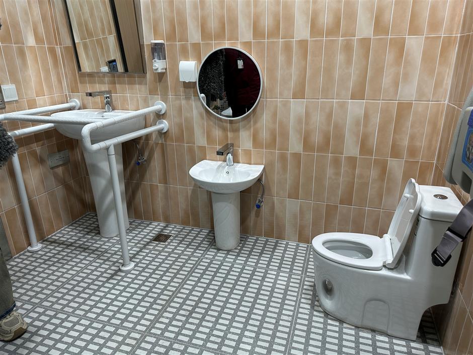 Shanghai Metro 13 Opens Child-Friendly Ticket Gates for Young Riders