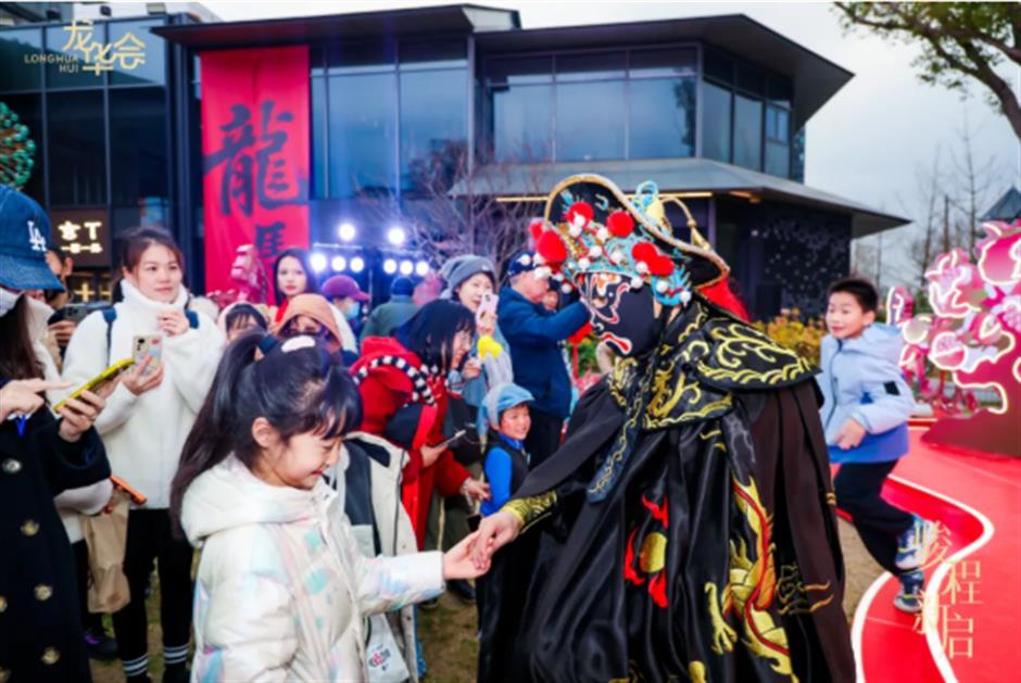 写春联、剪窗花、猜灯谜、制花灯......上海邀你沉浸式过年!|旅选上海,超级新春