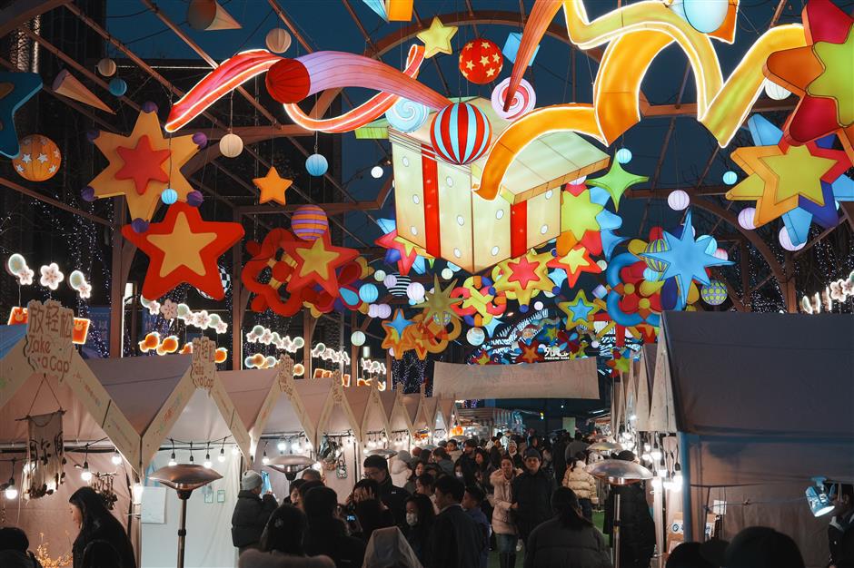Yuyuan Lantern Show Expands to the Bund Now