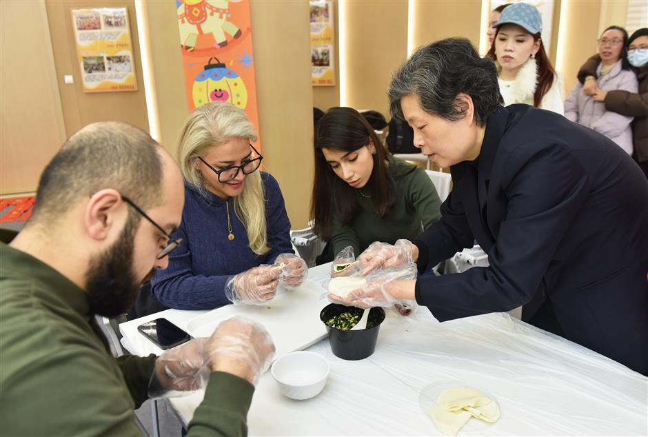 Foreign Residents Take Part in Chinese New Year Activities