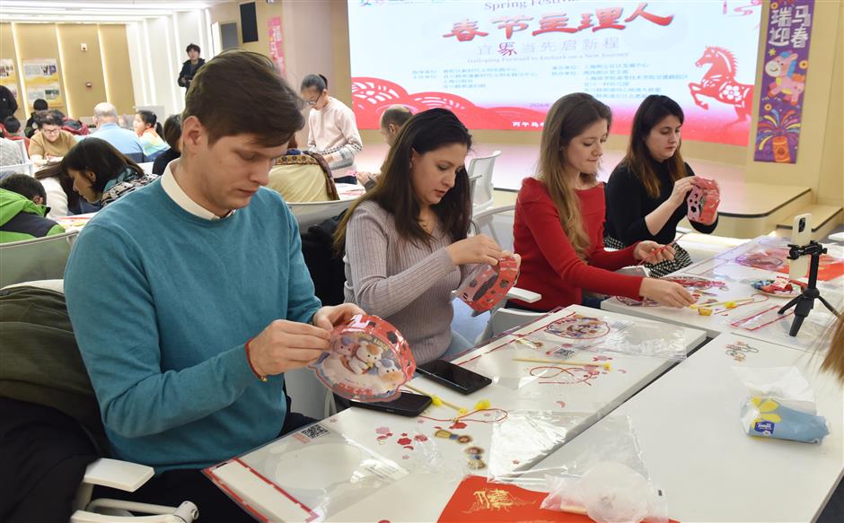 Foreign Residents Take Part in Chinese New Year Activities