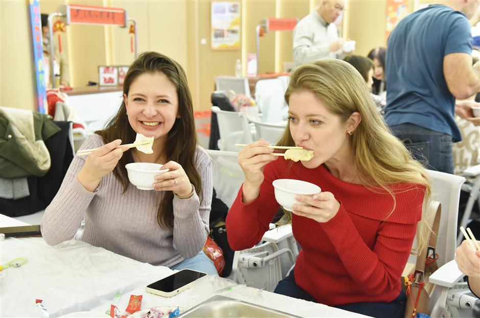 Foreign Residents Take Part in Chinese New Year Activities