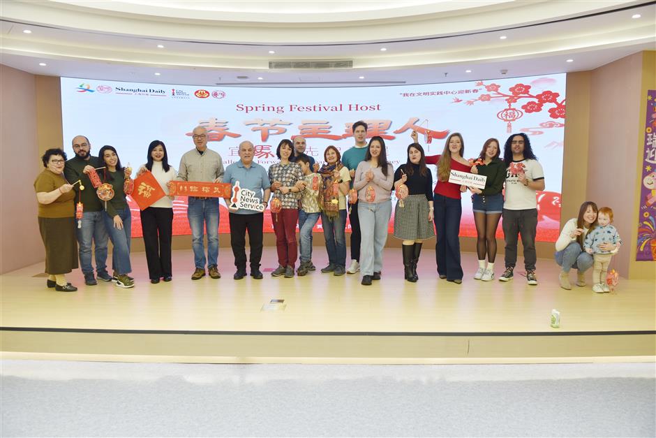 Foreign Residents Take Part in Chinese New Year Activities