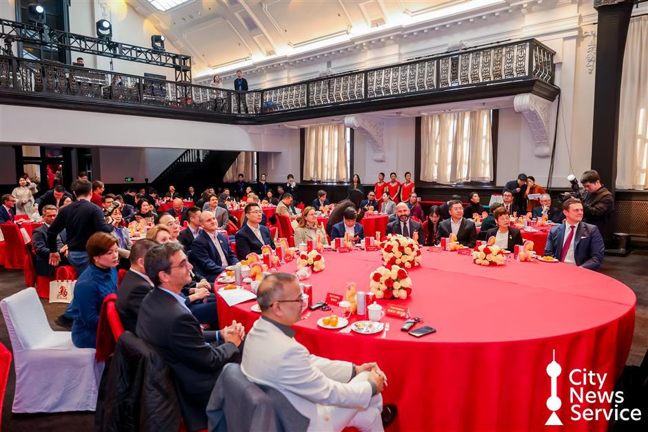 Foreign Guests Get City Spring Festival Blessings, Greetings