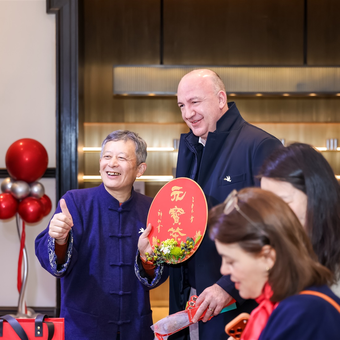 Foreign Guests Get City Spring Festival Blessings, Greetings