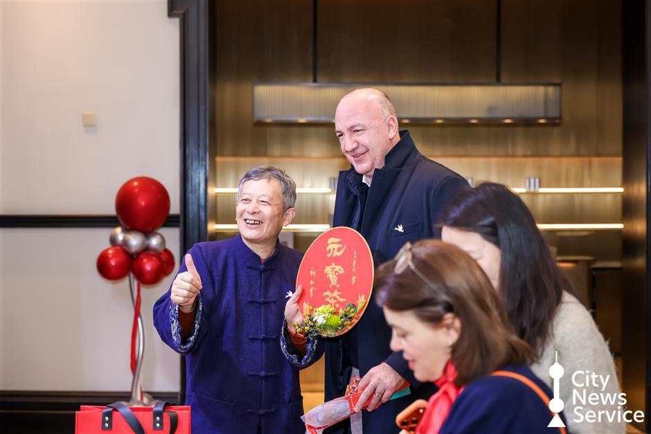 Foreign Guests Get City Spring Festival Blessings, Greetings