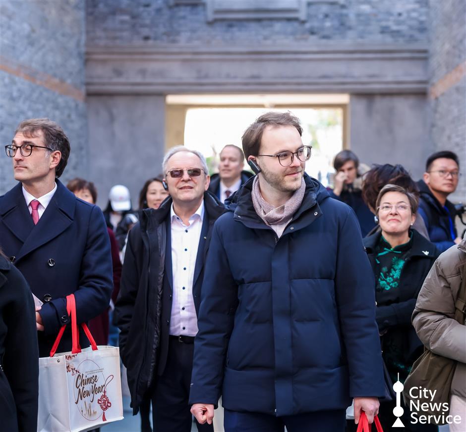 Foreign Guests Get City Spring Festival Blessings, Greetings