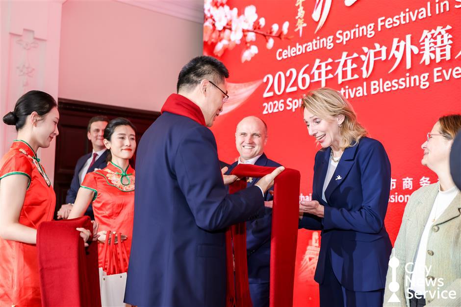 Foreign Guests Get City Spring Festival Blessings, Greetings