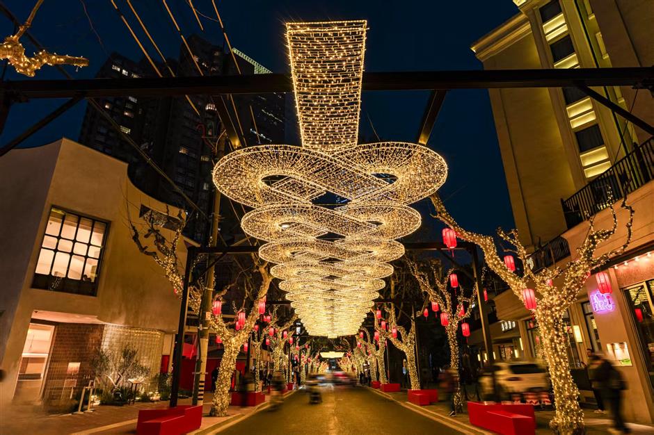 새해 축제: 만개한 꽃, 빛의 향연 그리고 축하 행사