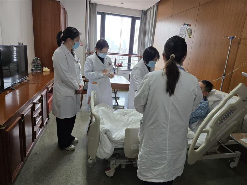 [Expats & Aliments] Longhua Hospital Uses East–West Medicine to Treat Terminal Brain Tumor