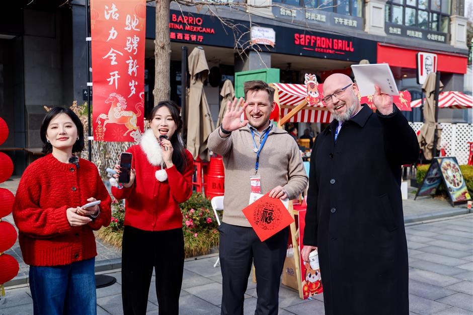 Expats in Xujing Celebrate Spring Festival