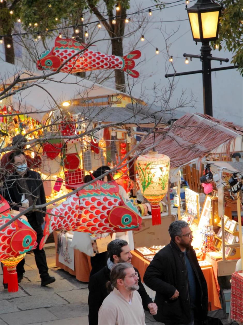 A Season of Lanterns and Lively Markets