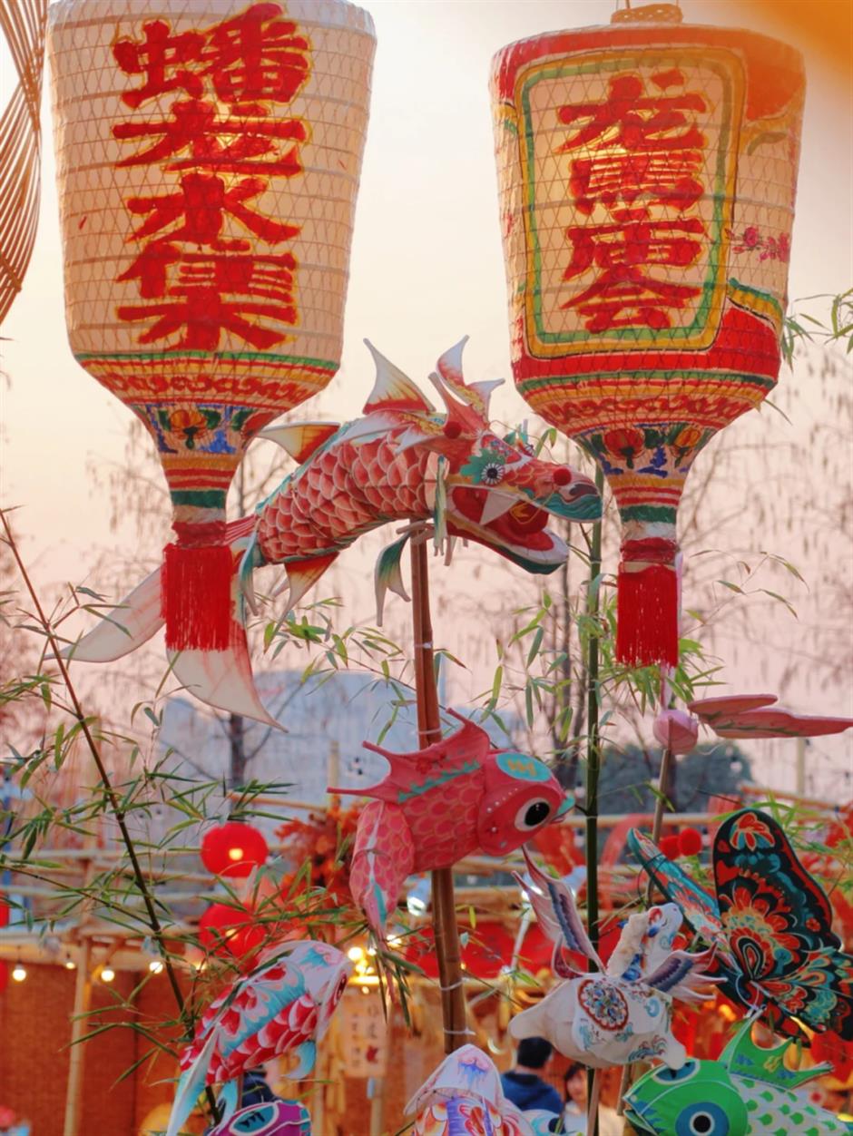 A Season of Lanterns and Lively Markets