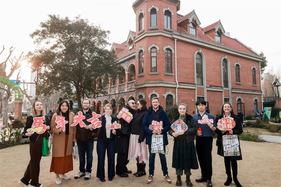 Expats Enjoy Spring Festival Fun in Jing'an
