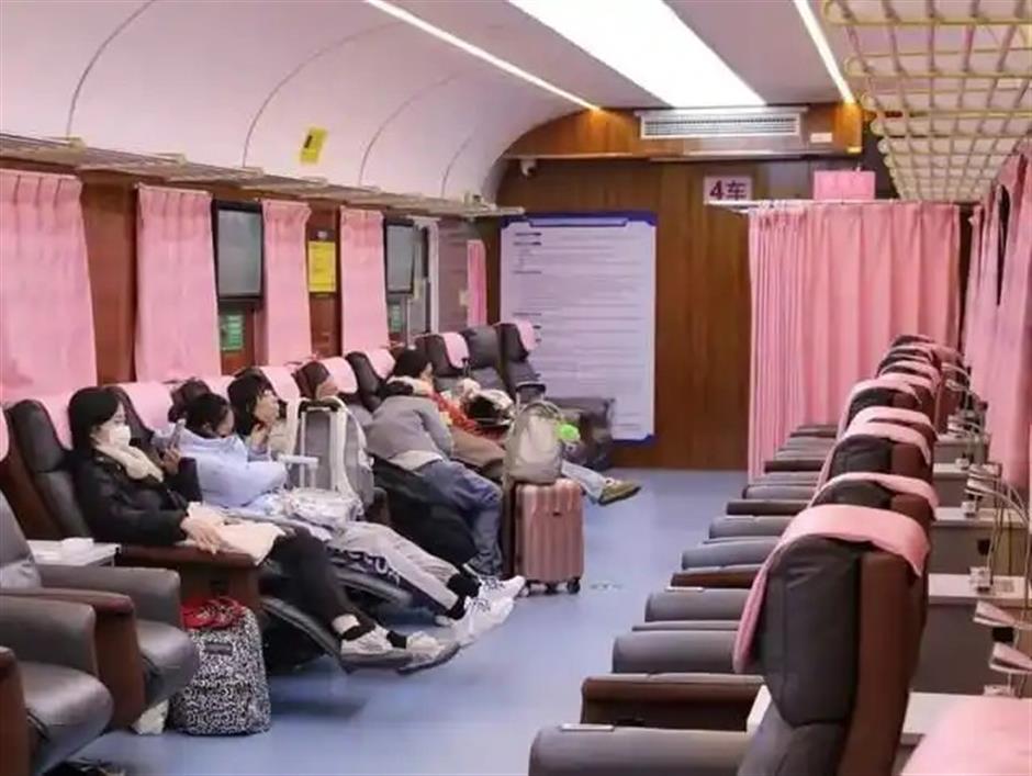 'Never-Departing' Green Train Becomes Warm Overnight Haven for Hangzhou Station Travelers