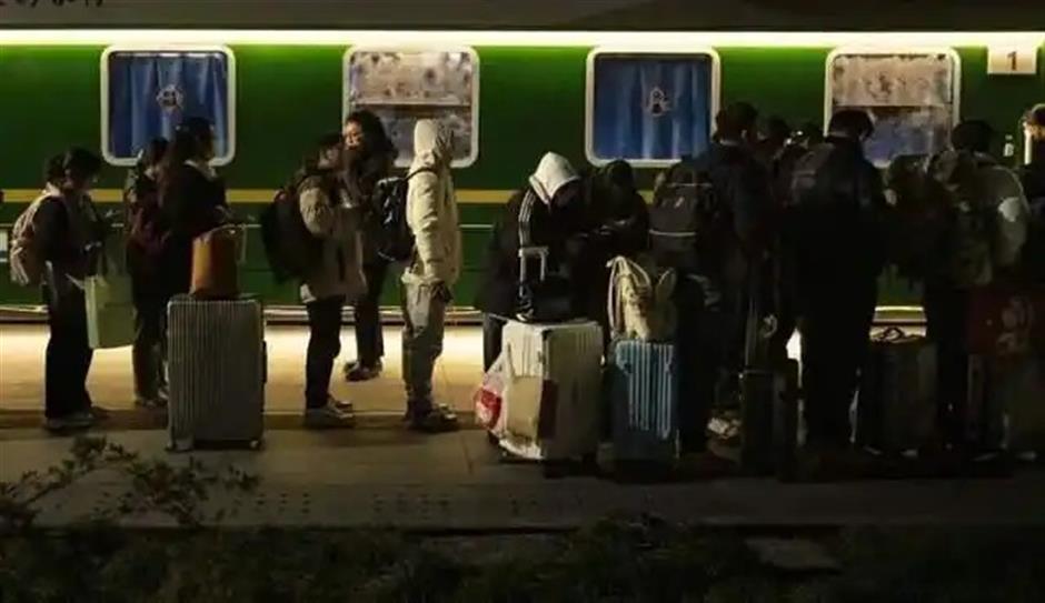 'Never-Departing' Green Train Becomes Warm Overnight Haven for Hangzhou Station Travelers