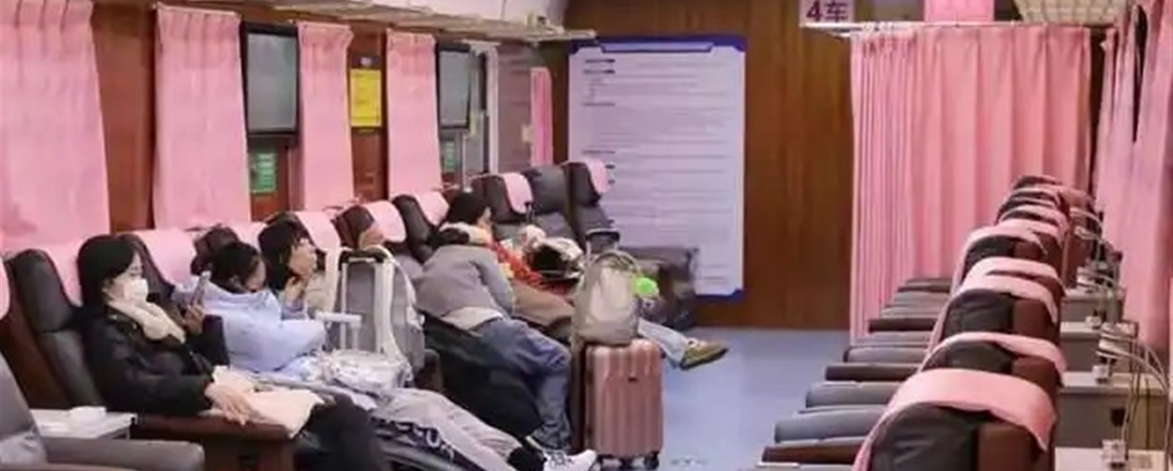 'Never-Departing' Green Train Becomes Warm Overnight Haven for Hangzhou Station Travelers