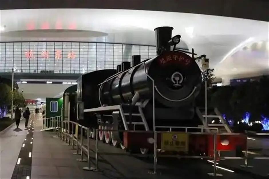'Never-Departing' Green Train Becomes Warm Overnight Haven for Hangzhou Station Travelers