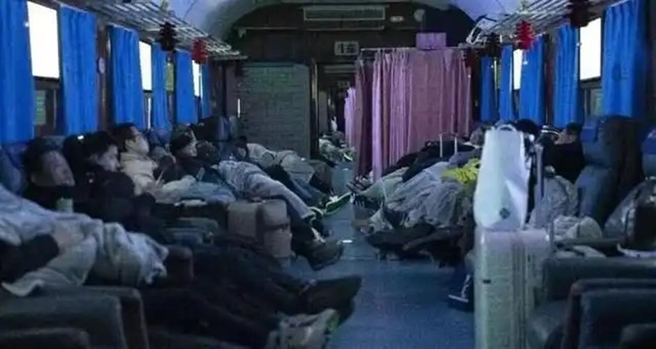 'Never-Departing' Green Train Becomes Warm Overnight Haven for Hangzhou Station Travelers